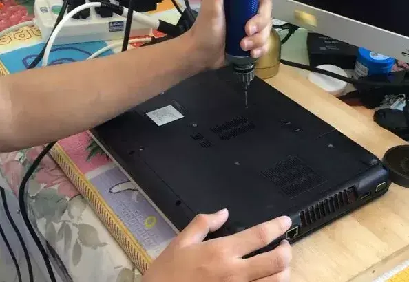 笔记本电脑怎么清理灰尘（笔记本电脑怎么清理灰尘散热）