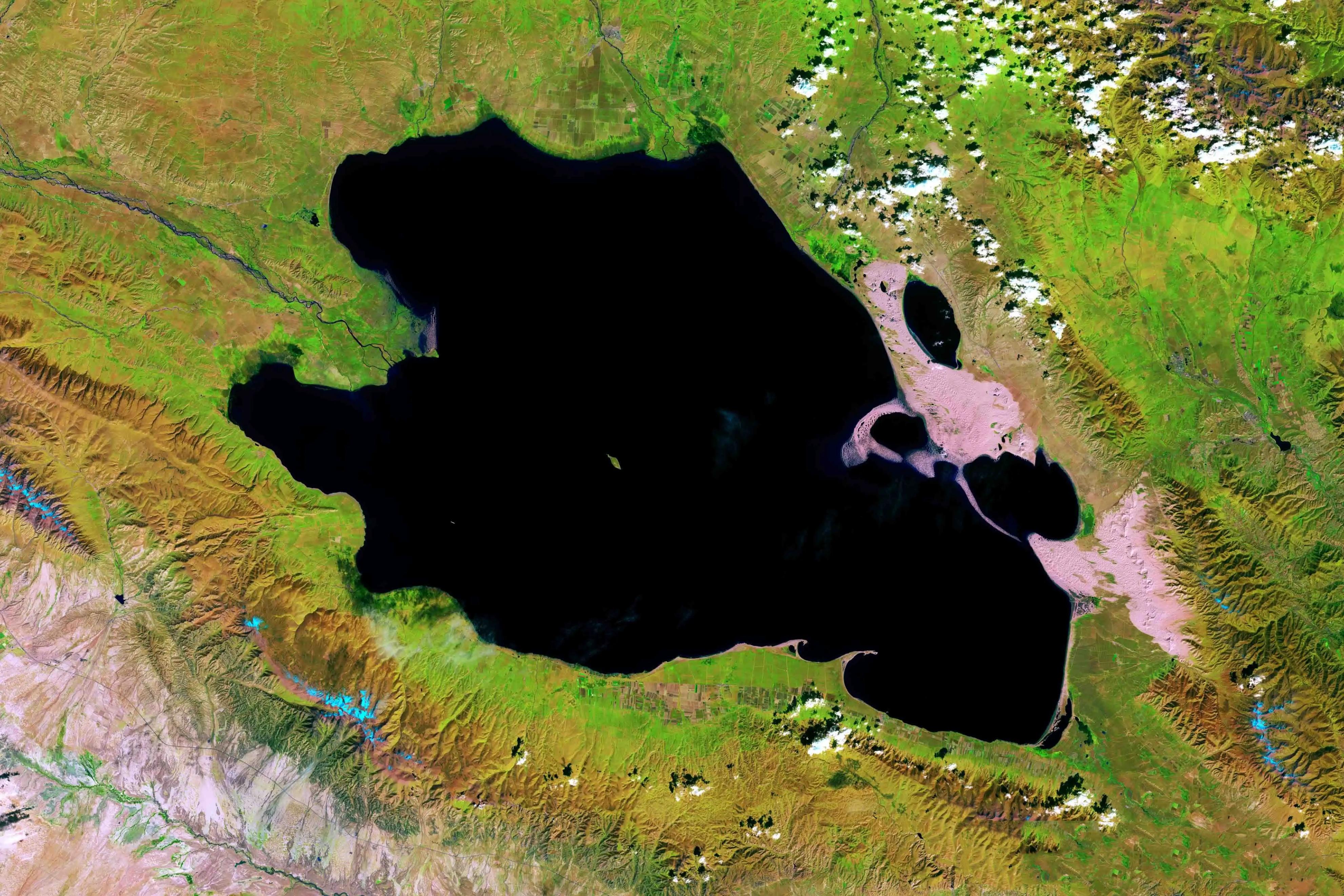 面积最大的咸水湖（面积最大的咸水湖是什么湖）