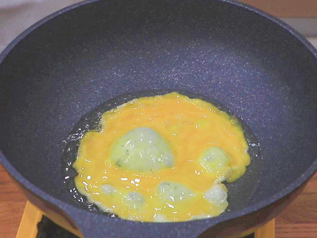 蒸带壳鸡蛋冷水上锅蒸多久（带壳蒸蛋和水煮蛋哪个更营养）