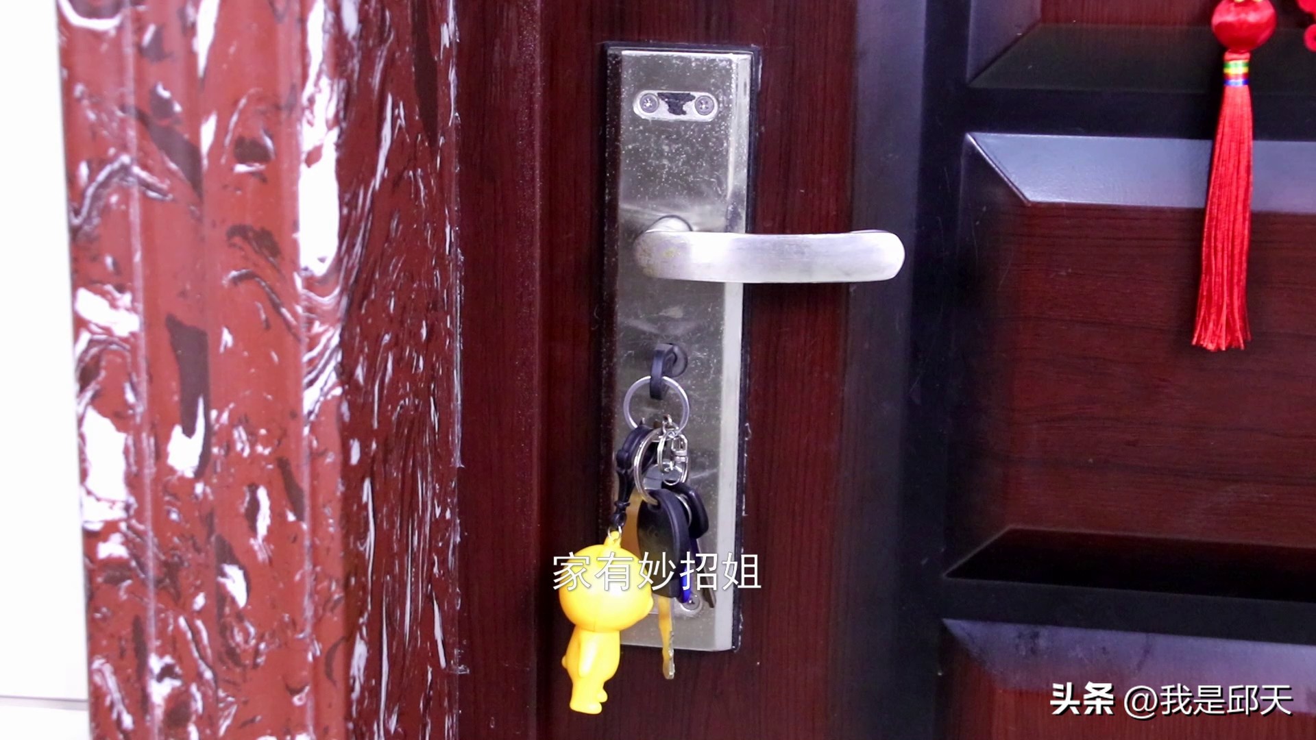 小锁钥匙丢了怎么开锁技巧（寝室小锁钥匙丢了怎么撬开）