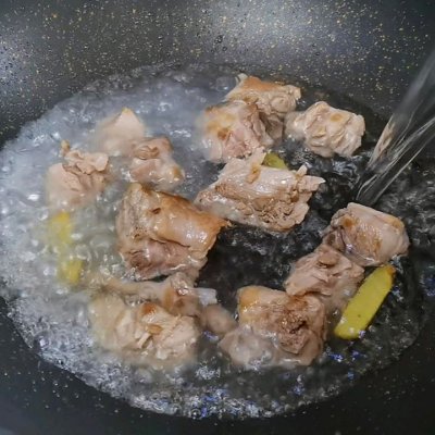 鸭子汤放什么材料炖汤（春季鸭子汤放什么材料炖汤）