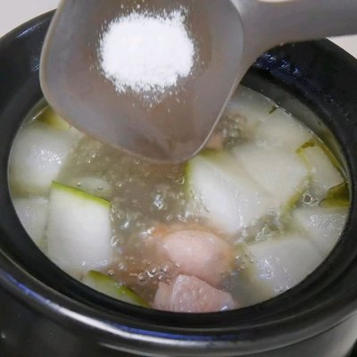 鸭子汤放什么材料炖汤（春季鸭子汤放什么材料炖汤）