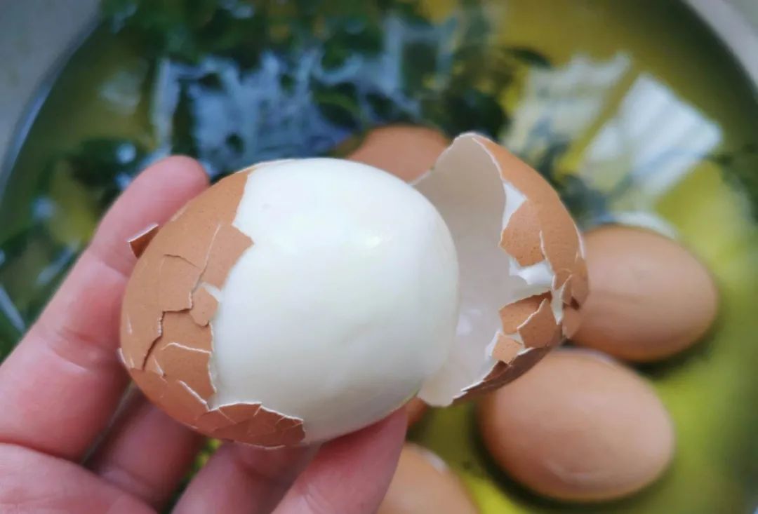 煮鸡蛋不好剥皮的原因（煮鸡蛋不好剥皮的原因有哪些）