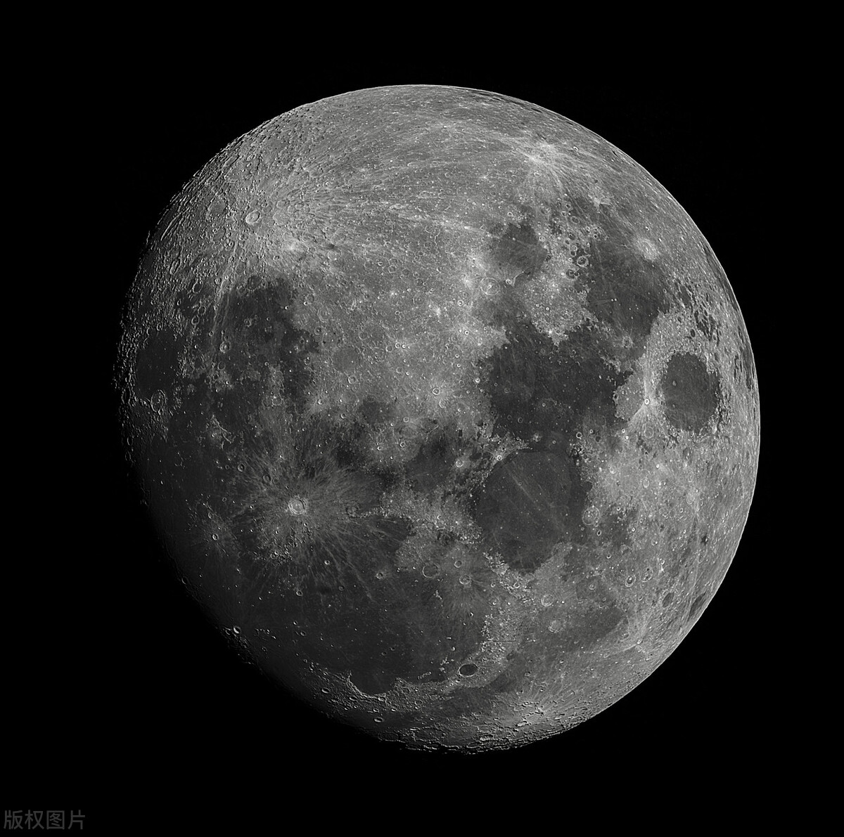 月球离地面大约多少公里（月球离地面多少米）