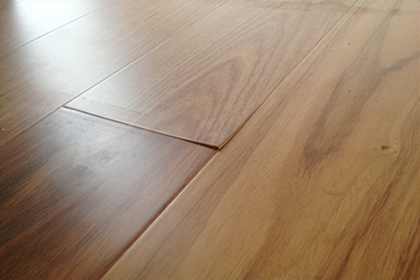复合木地板开缝恢复小窍门（复合地板用久了缝隙大怎么办）