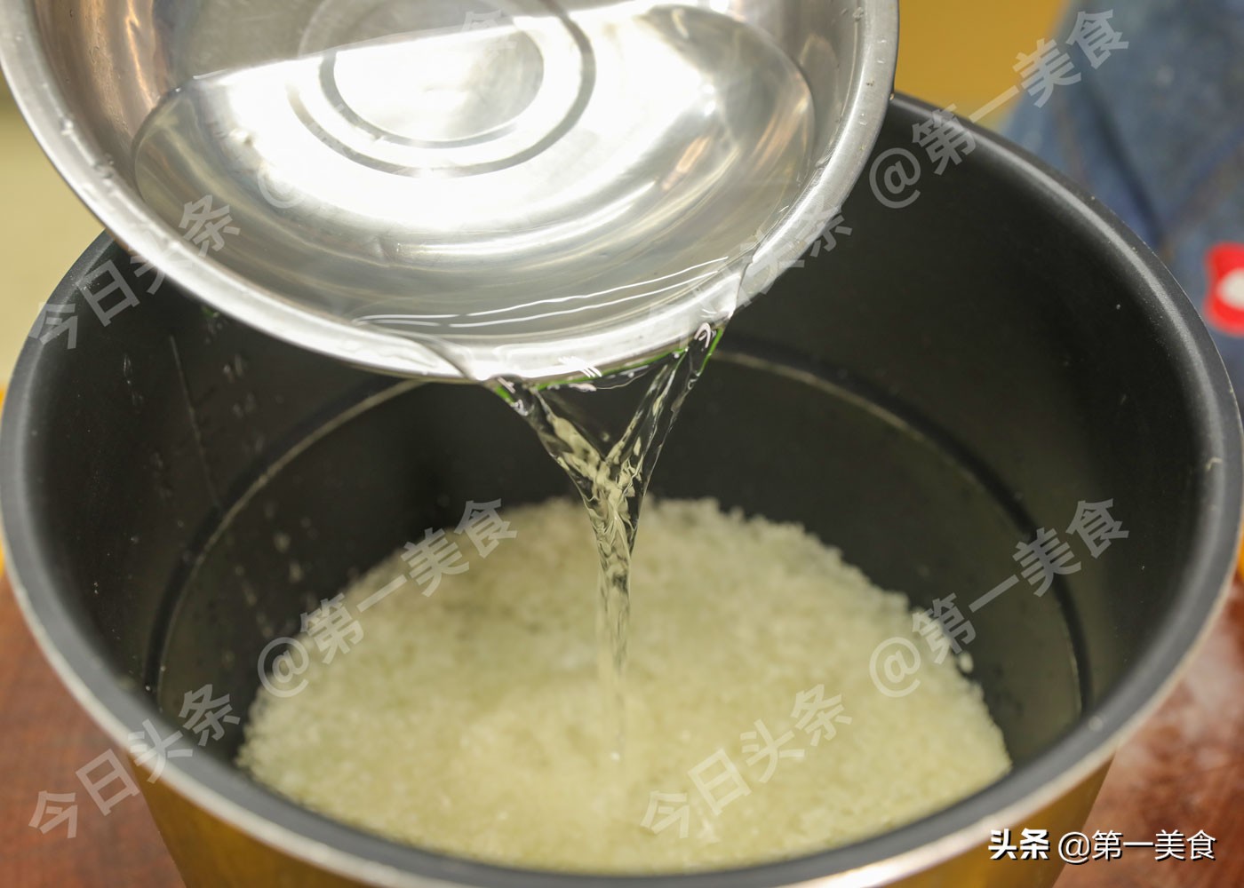 电饭煲蒸米饭水和米的比例（怎么使用电饭煲蒸米饭）