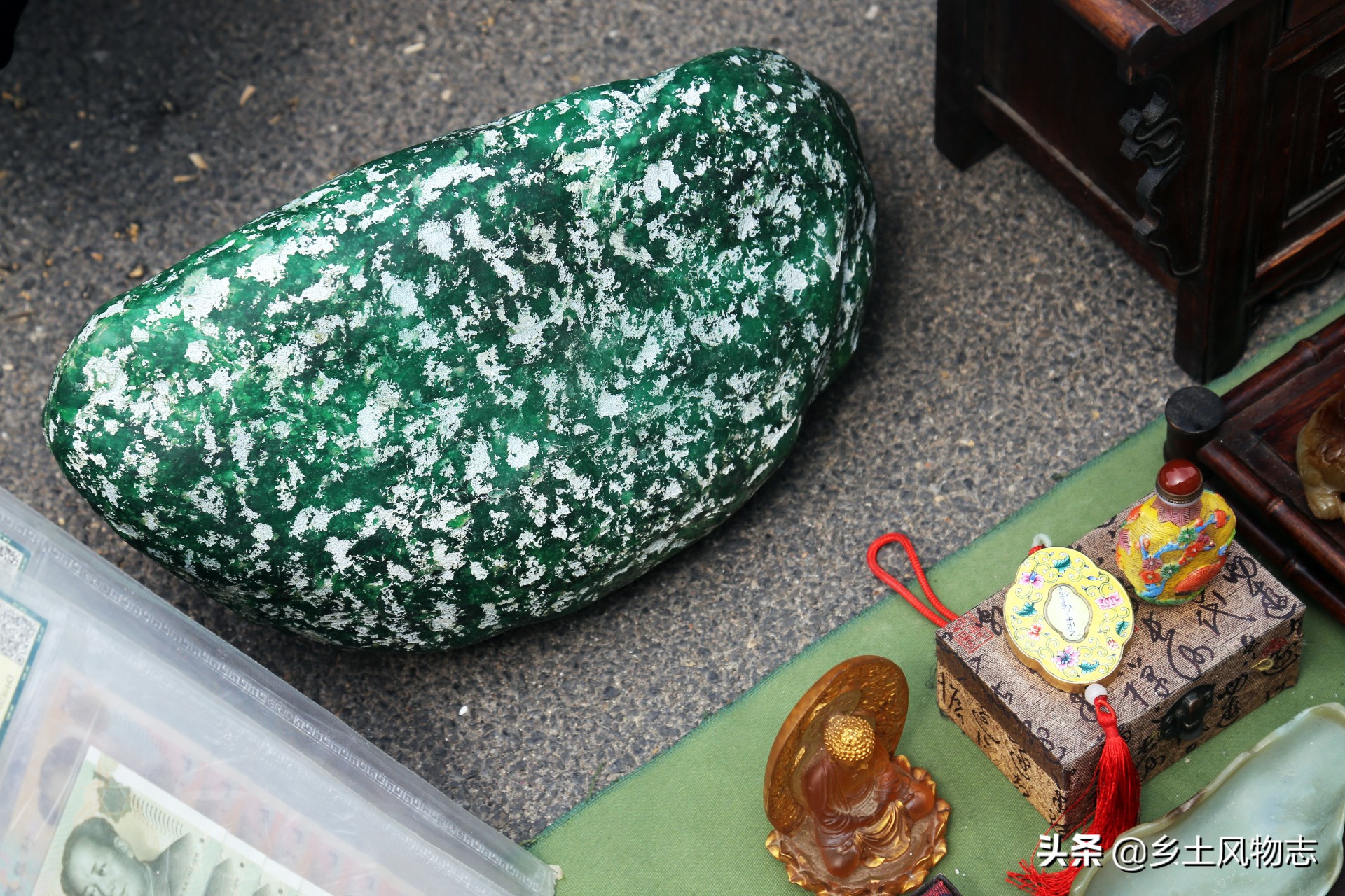 鲁北最大藏品市场，15斤翡翠原石要价3万，开窗出绿却无人敢买