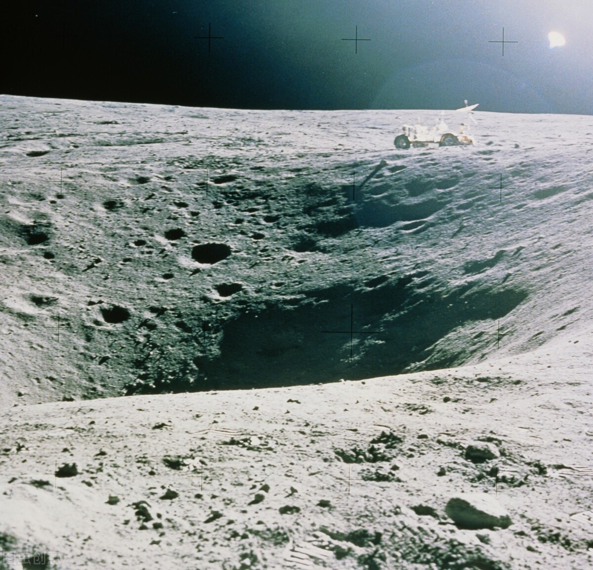 月球离地面大约多少公里（月球离地面多少米）