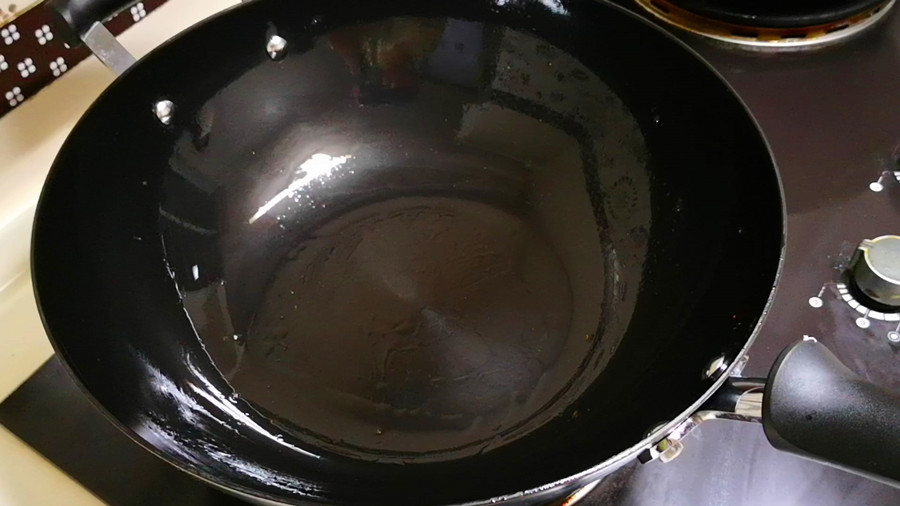 铁锅第一次使用的正确方法（新买的铁锅使用前怎么处理好）