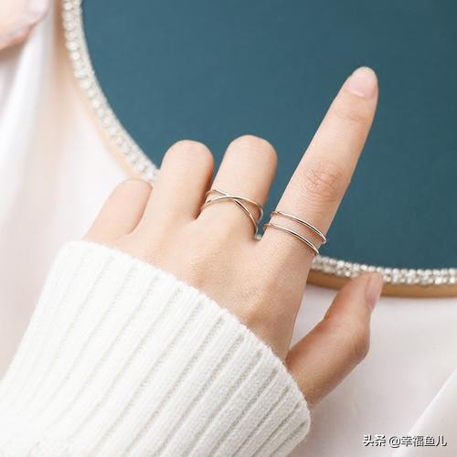 戒指在每个手指上代表的意义（戒指在每个手指上代表的意义是什么）