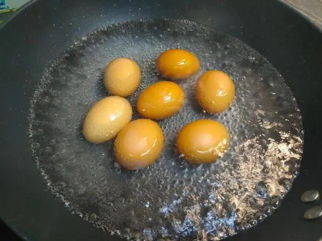 怎么煮鸡蛋不破壳还好剥皮（怎样煮鸡蛋不会破壳）