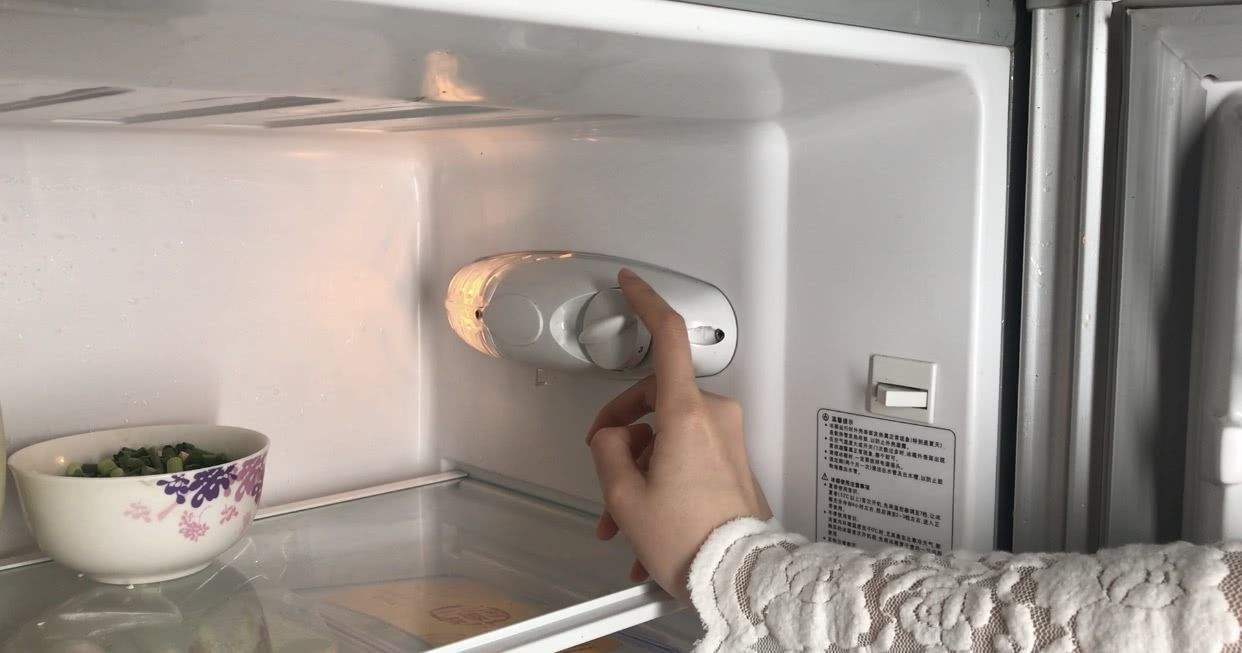 冰箱冷藏室结霜是怎么处理（冰箱冷藏室结霜是什么原因）