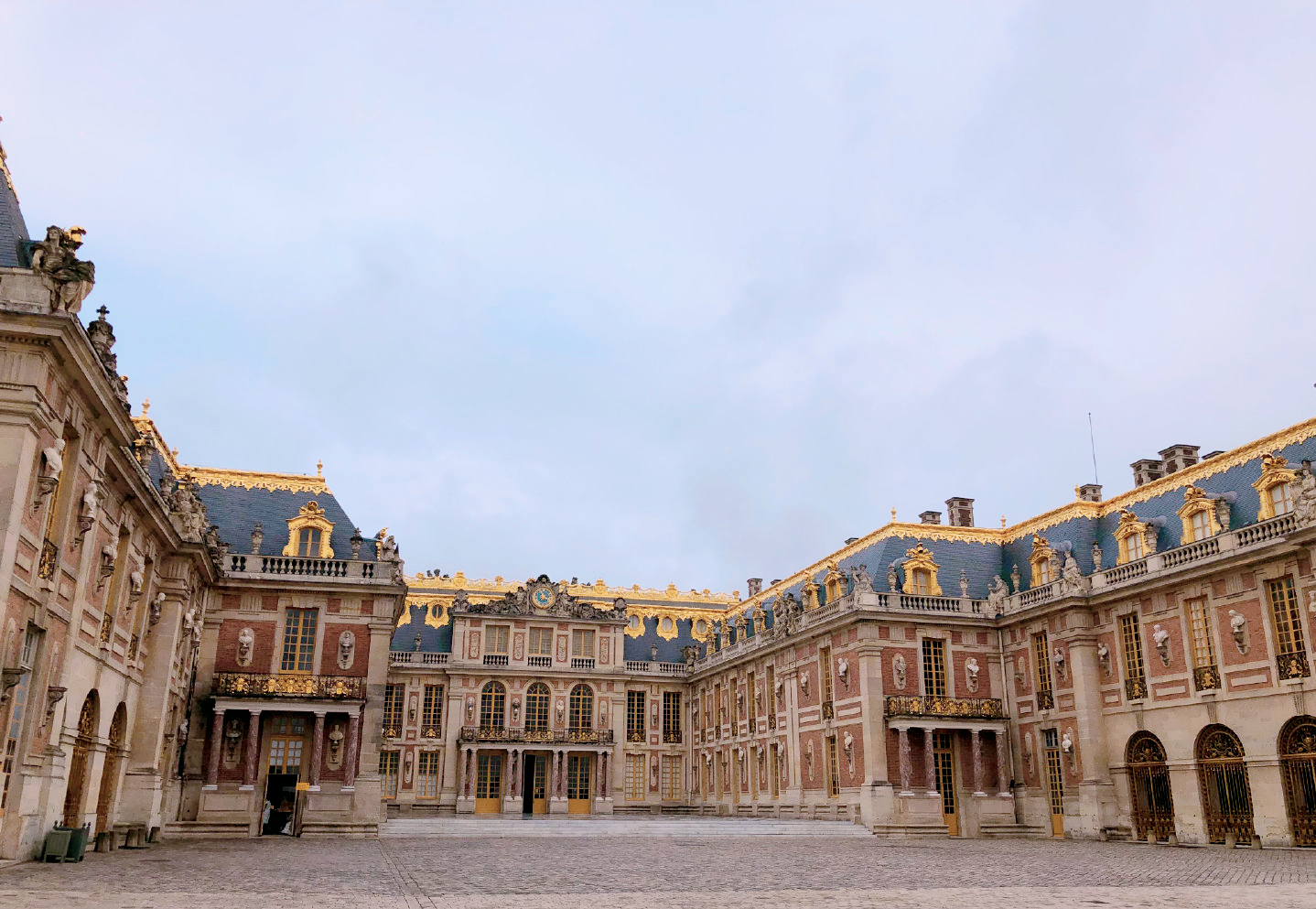 凡尔赛宫是什么风格的建筑（凡尔赛宫是什么样子的）