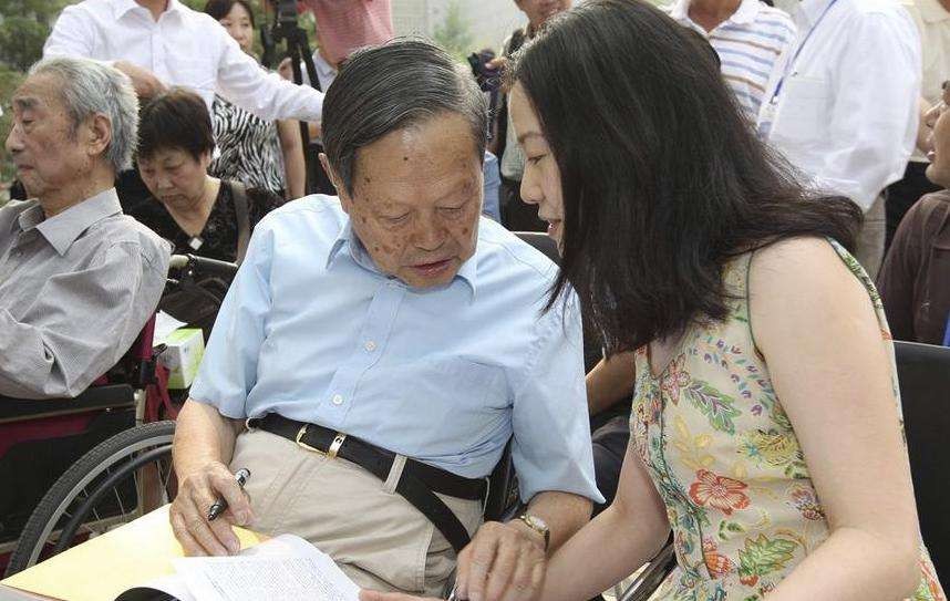 杨振宁96岁喜得贵子图片