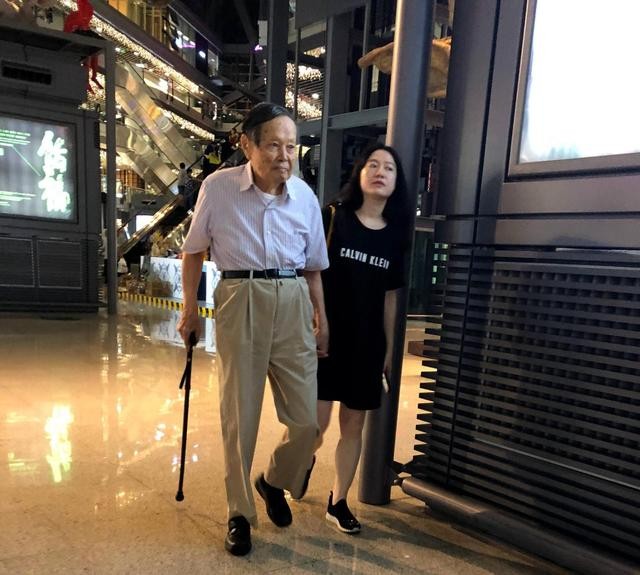 杨振宁96岁喜得贵子图片