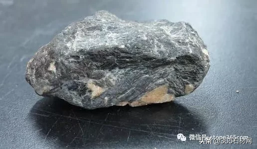 花岗岩是由哪三种矿物组成的（花岗岩是由哪三种矿物组成的,硬度最小的是）