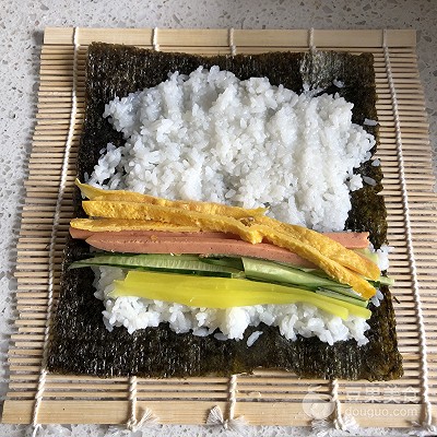 寿司是糯米做的还是大米做的（寿司是用糯米还是用大米）