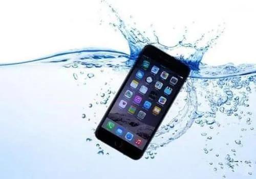 手机掉在水里面了该怎么处理方法（手机掉在水里面了该怎么处理方法声音）