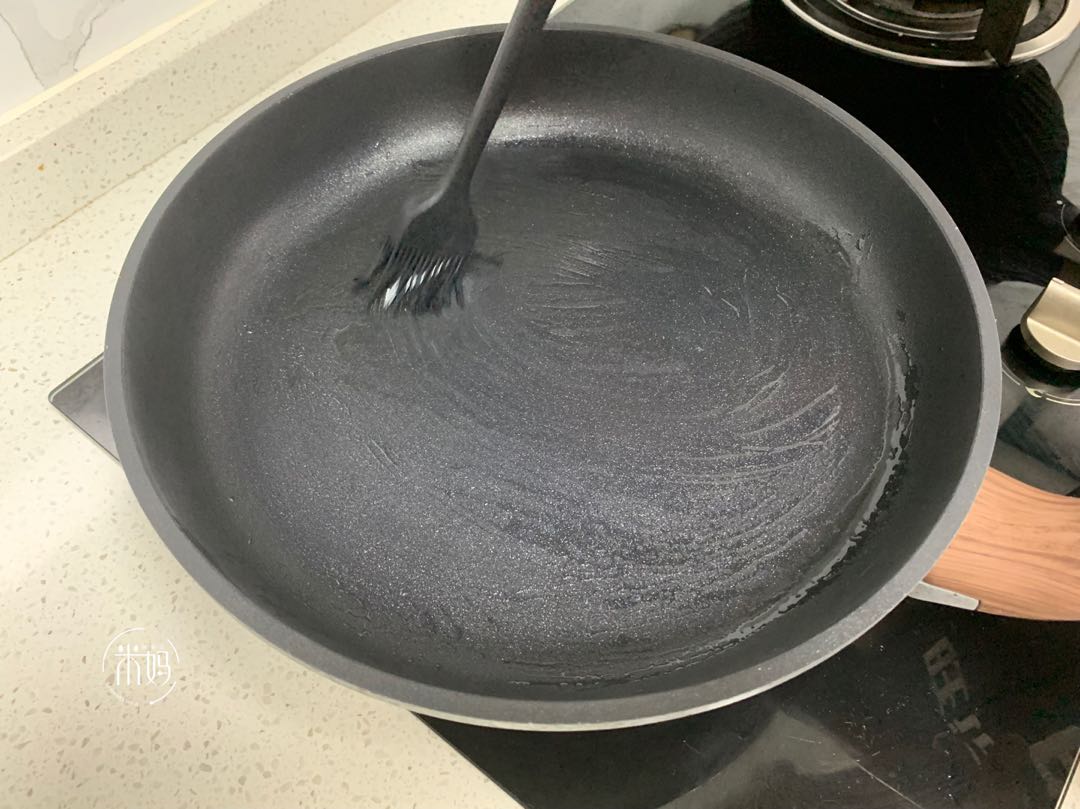 不粘锅的正确开锅方法（不粘锅的正确开锅方法）
