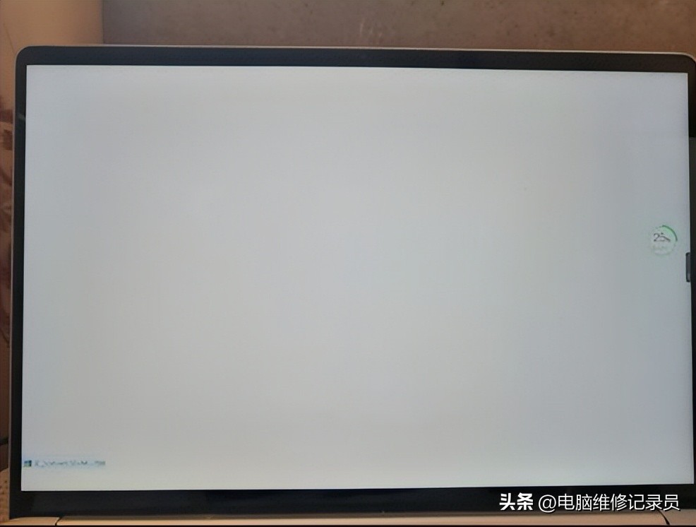 电脑屏幕白屏是什么原因造成的（笔记本电脑白屏用一键恢复）