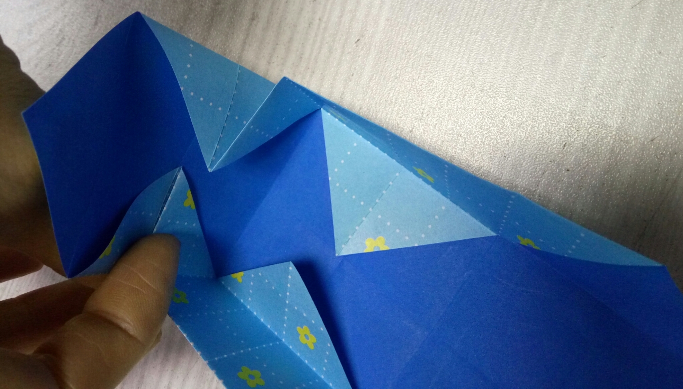 正方形盒子折叠方法（正方形盒子折叠方法简单）