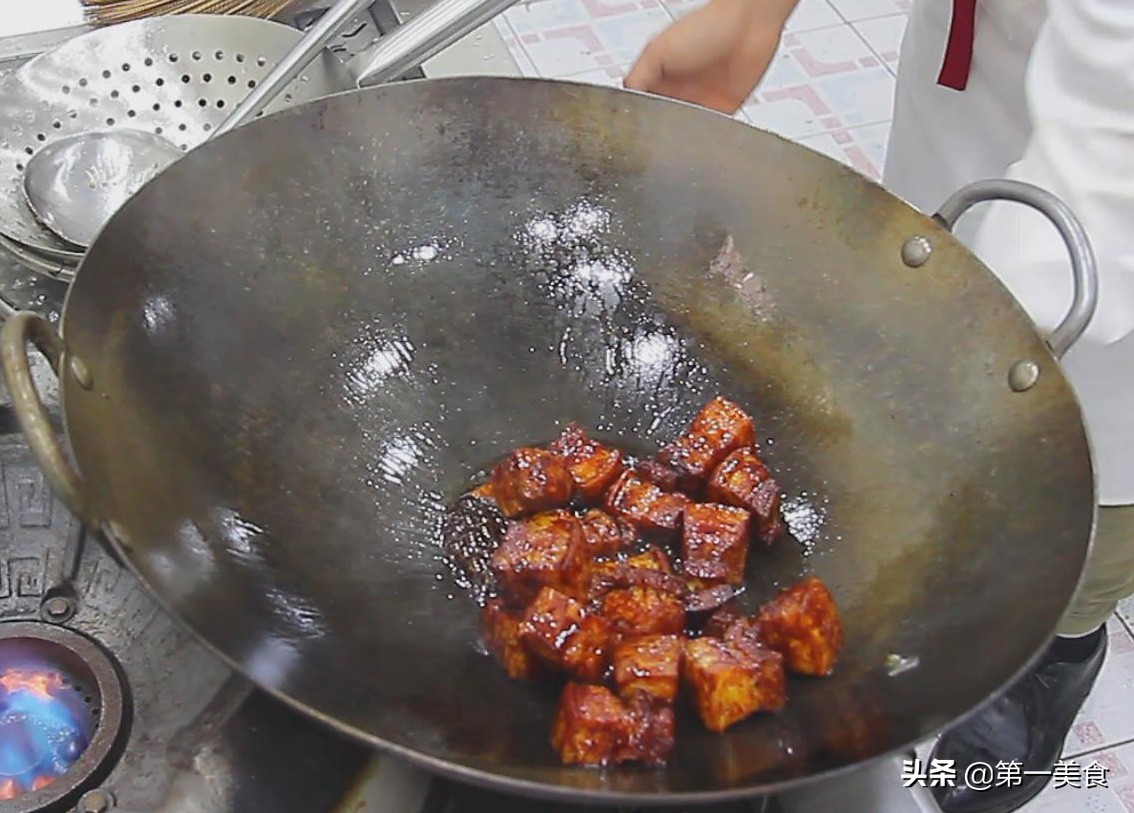 红烧肉怎么做好吃不油腻软烂（土豆红烧肉怎么做好吃不油腻软烂）