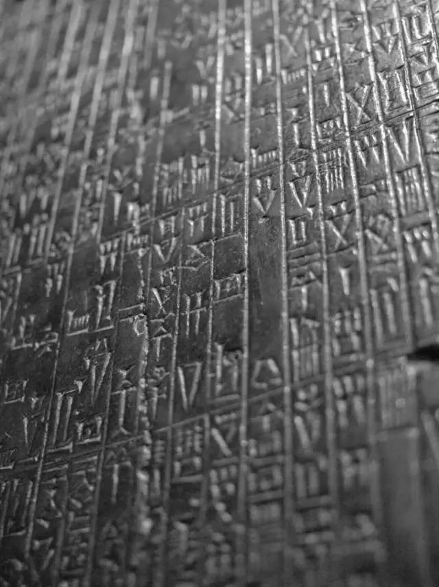 汉谟拉比法典是以什么文字被刻印在石碑上的（汉谟拉比法典有哪几种文字）