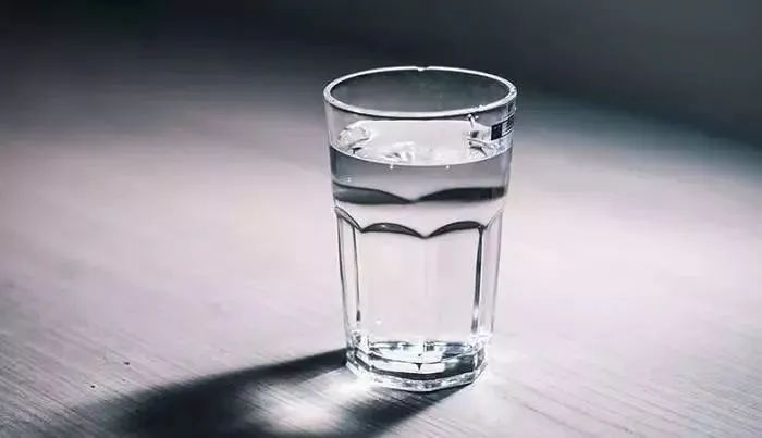 300毫升的水杯有多大（1000毫升水杯图片）