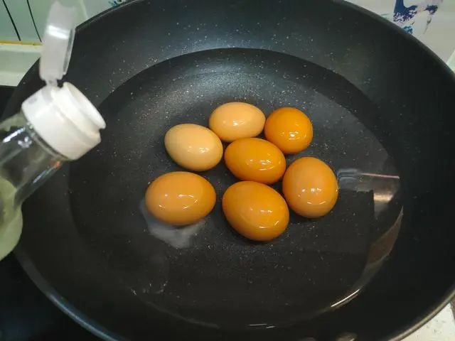鸡蛋怎样煮好剥起来不粘壳（水煮蛋剥壳怎么不粘）